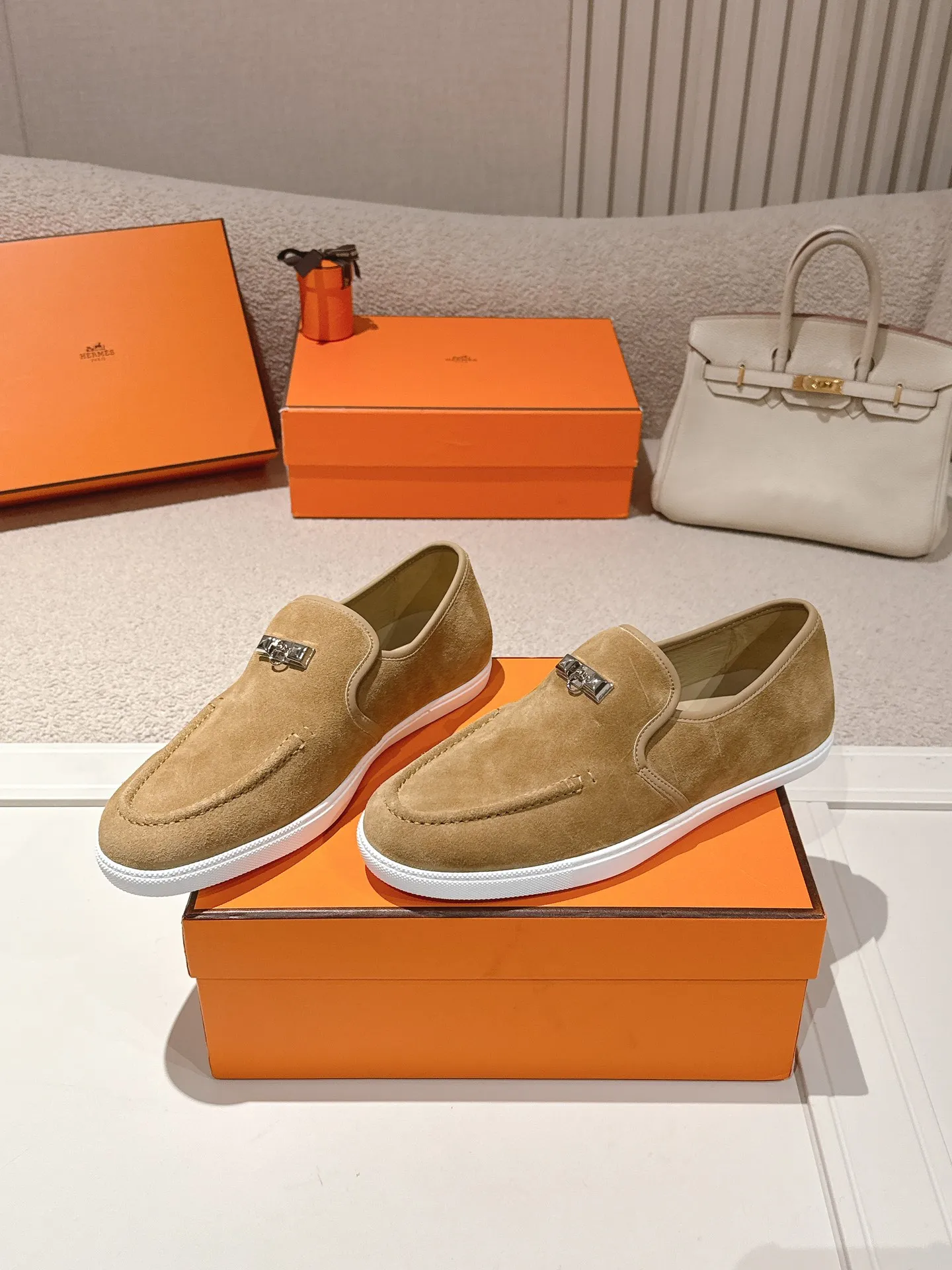 Men's Men's Shoes 600💰 Hermes# Couple Studded Loafers Calfskin and suede goatskin lace-up free sneakers with signature "H" detail. The design is simple and smooth, creating a fashionable urban look. It is comfortable and versatile. H family classics are not outdated, and the delivery counter is exquisitely packaged🛍📦 Fabric: Original customized imported first-layer cowhide/cow down Lining: Imported soft sheepskin Sole: Original open-molded anti-slip TPU material Size: 35-45
